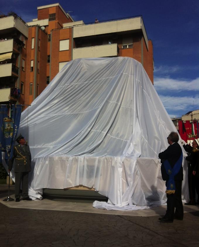 Lo svelamento del monumento alle vittime di Viale Giotto