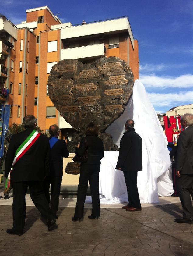 Il monumento dedicato alle vittime di Viale Giotto