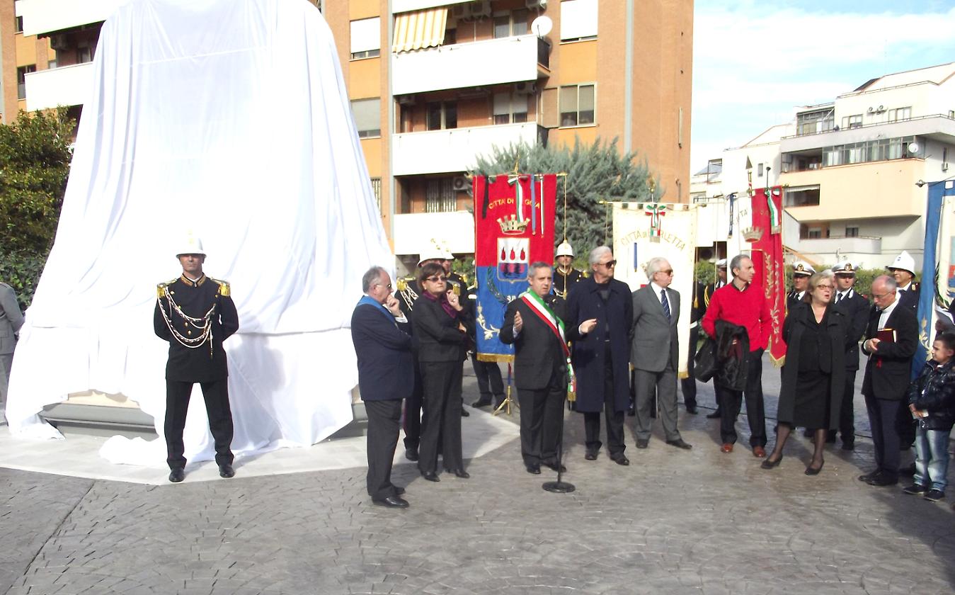 La manifestazione di commemorazione e di scoprimento del monumento a Viale Giotto