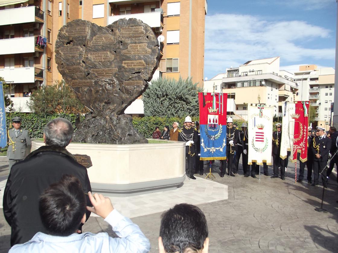 In gonfaloni schierati, giunti anche da Bari e Barletta