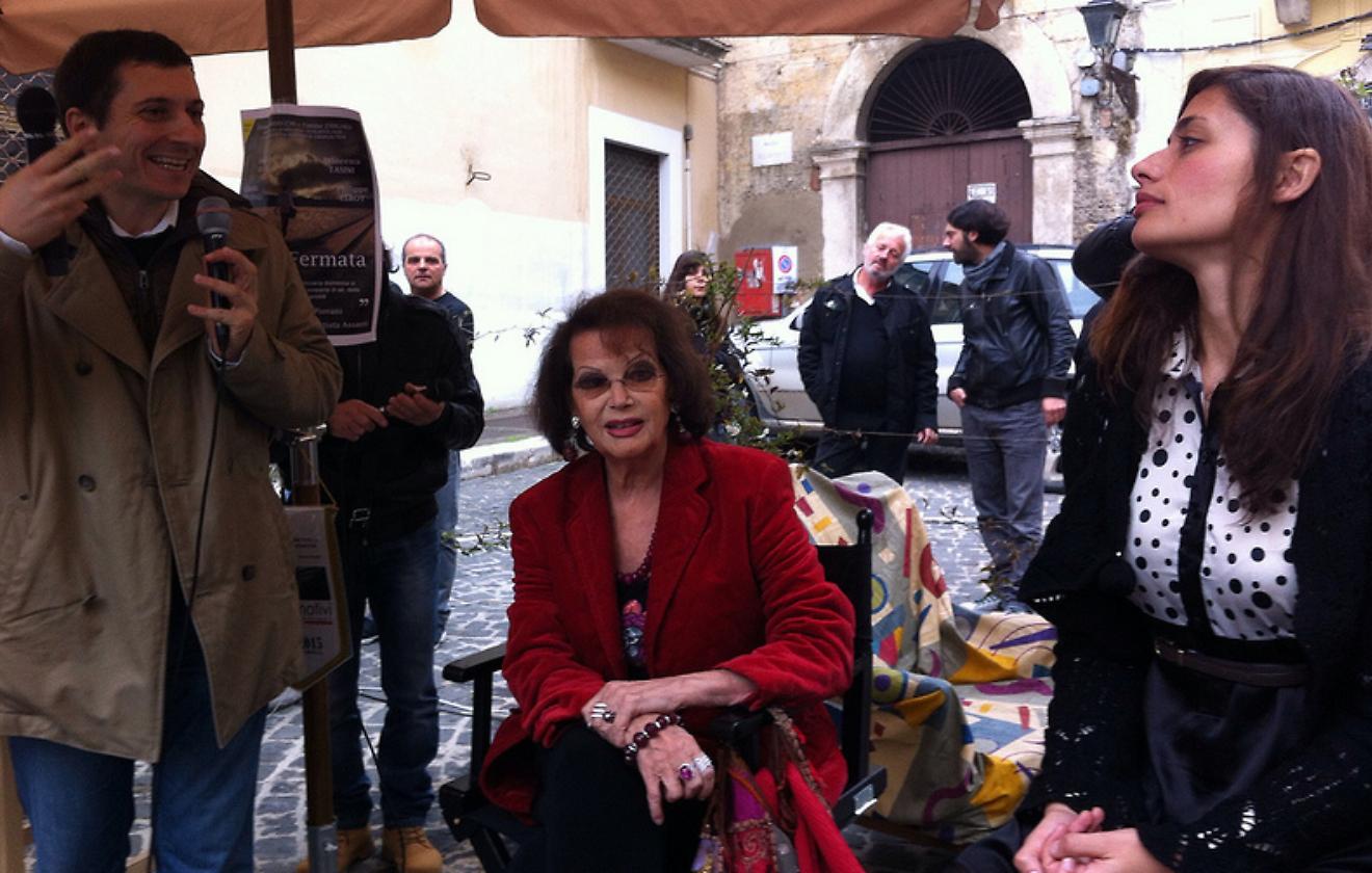 Claudia Cardinale alla conferenza stampa inquadrata con Francesca Tasini