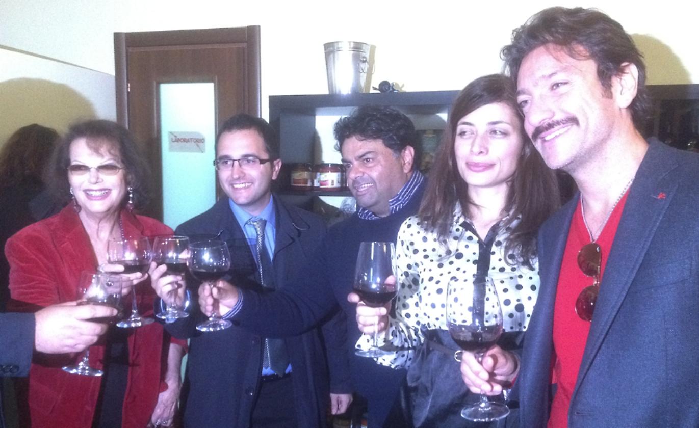 Il brindisi nel consorzio Start di Capitanata tra Claudia Cardinale, il regista Assanti (vicino la Tasini), Francesca Tasini e Sergio Assisi