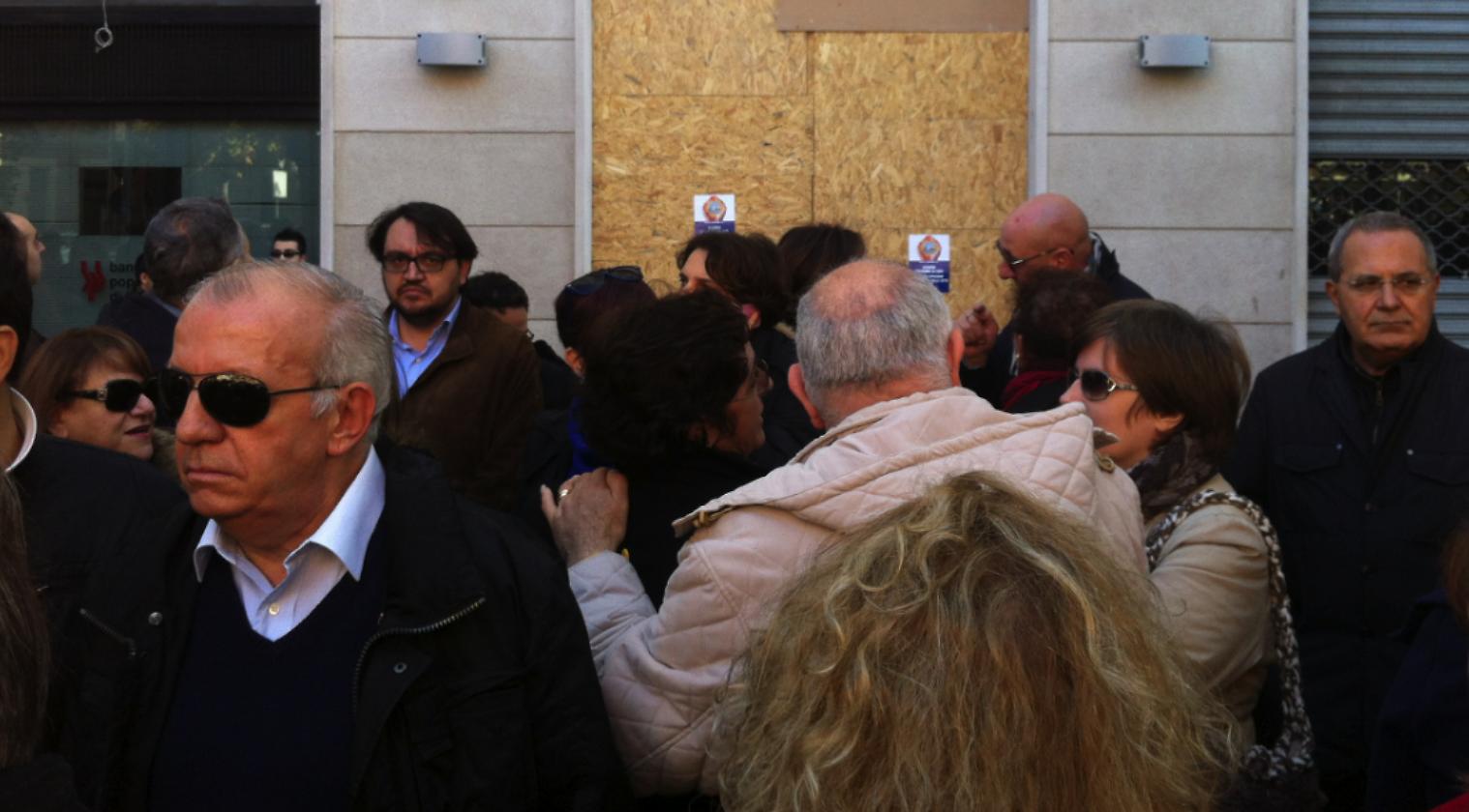 Un momento del sit-in di protesta in viale della stazione
