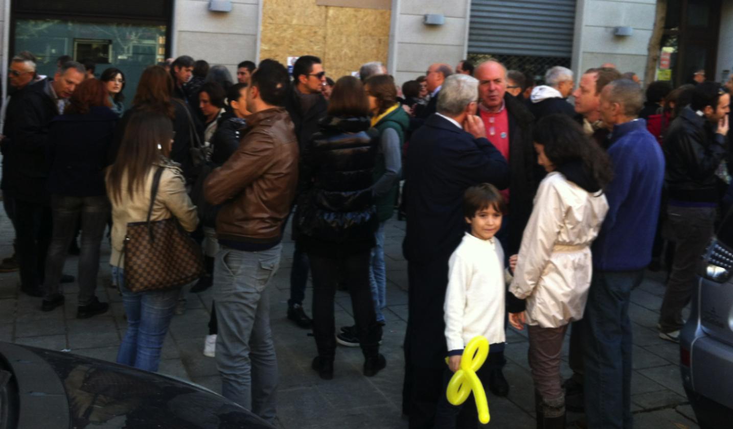 Un momento del sit-in di protesta in viale della stazione. Presente tra gli altri Pippo Cavaliere, presidente fondazione antiusura "Buon Sammaritano"