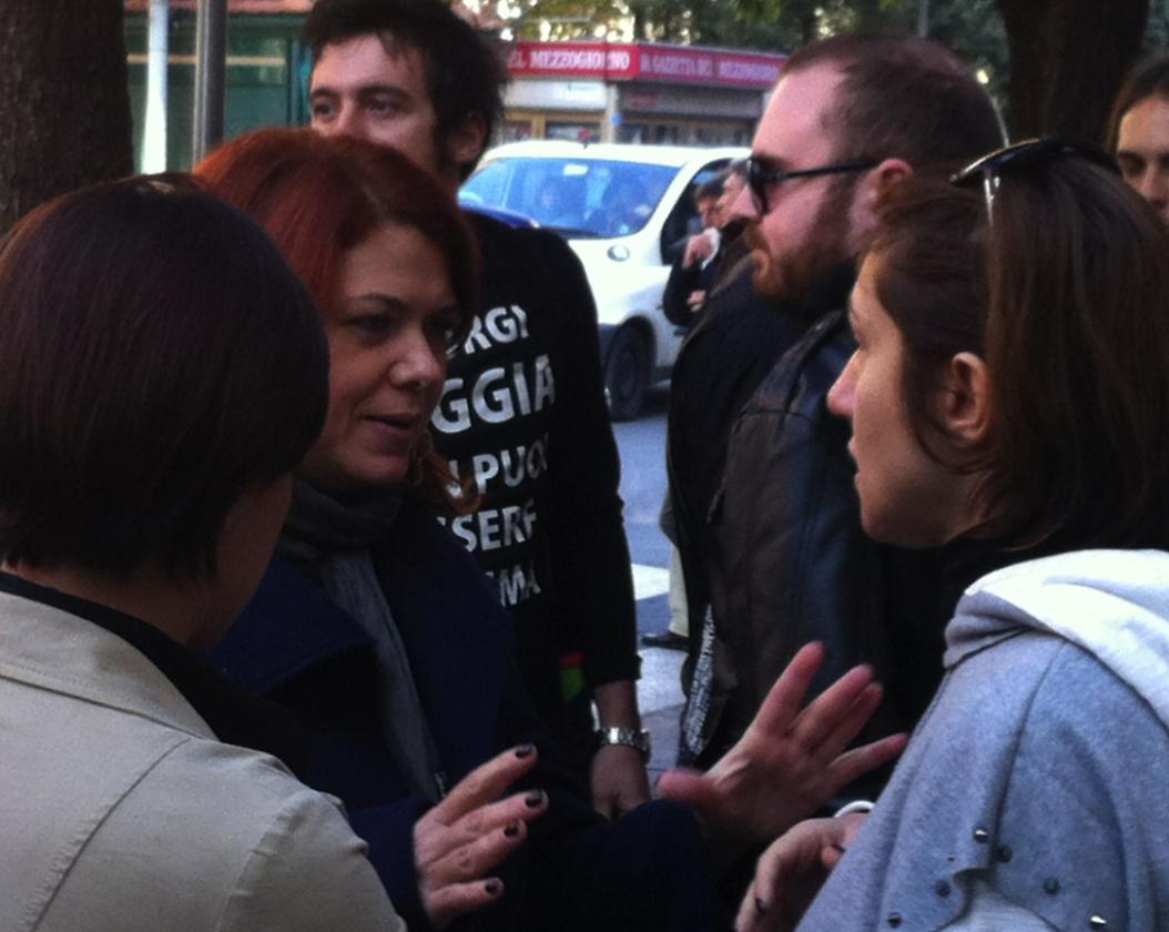  In primo piano Daniela Marcone (Libera) e Antonella Franco, titolare del negozio distrutto
