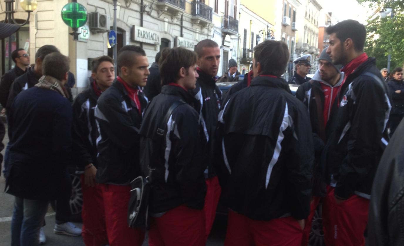 Alcuni calciatori del Foggia ai funerali