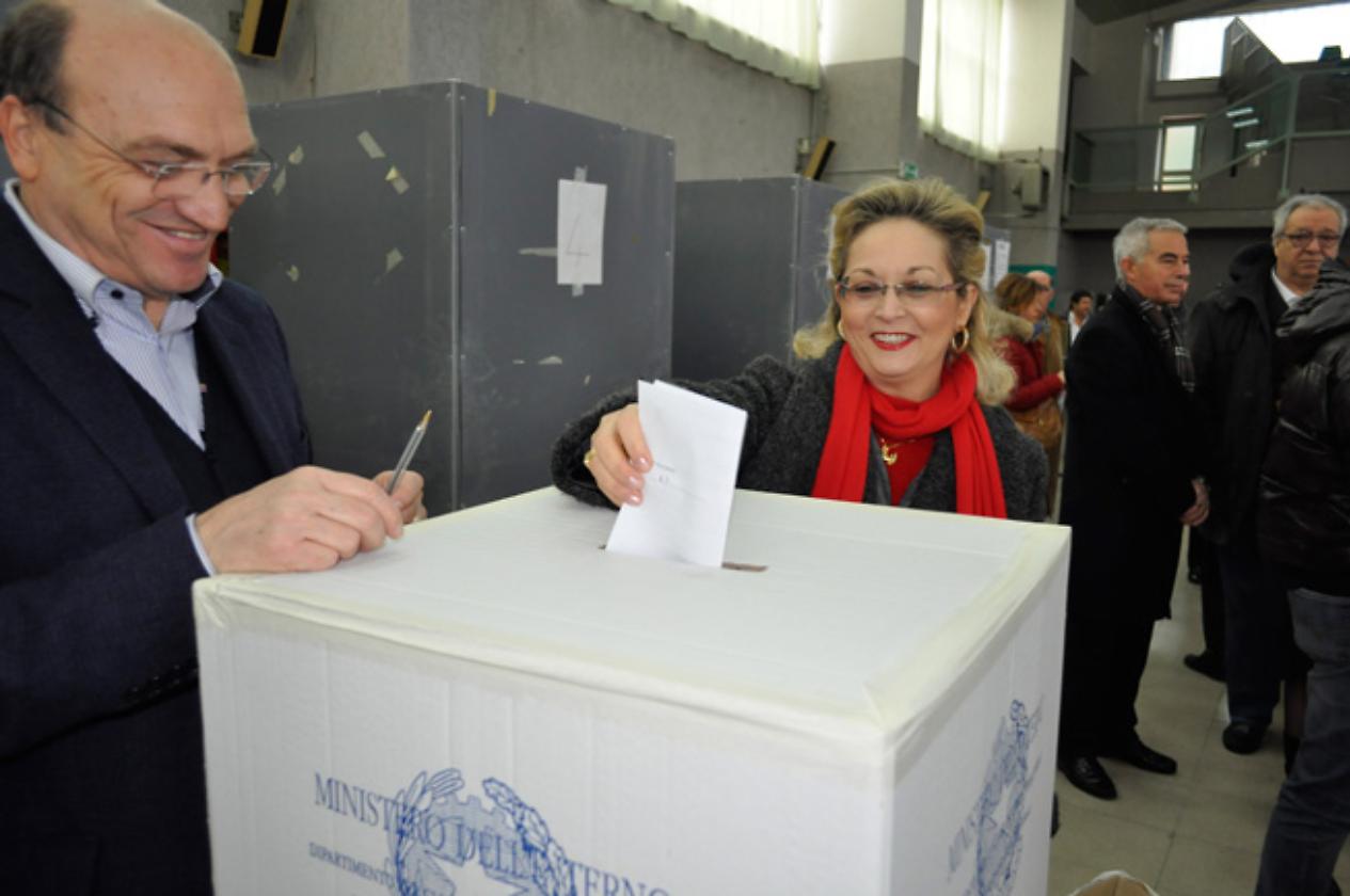 La moglie di Mongelli, Patrizia Iannantuono, mentre vota