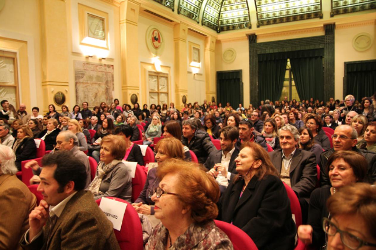Il salone stracolmo di Palazzo Dogana