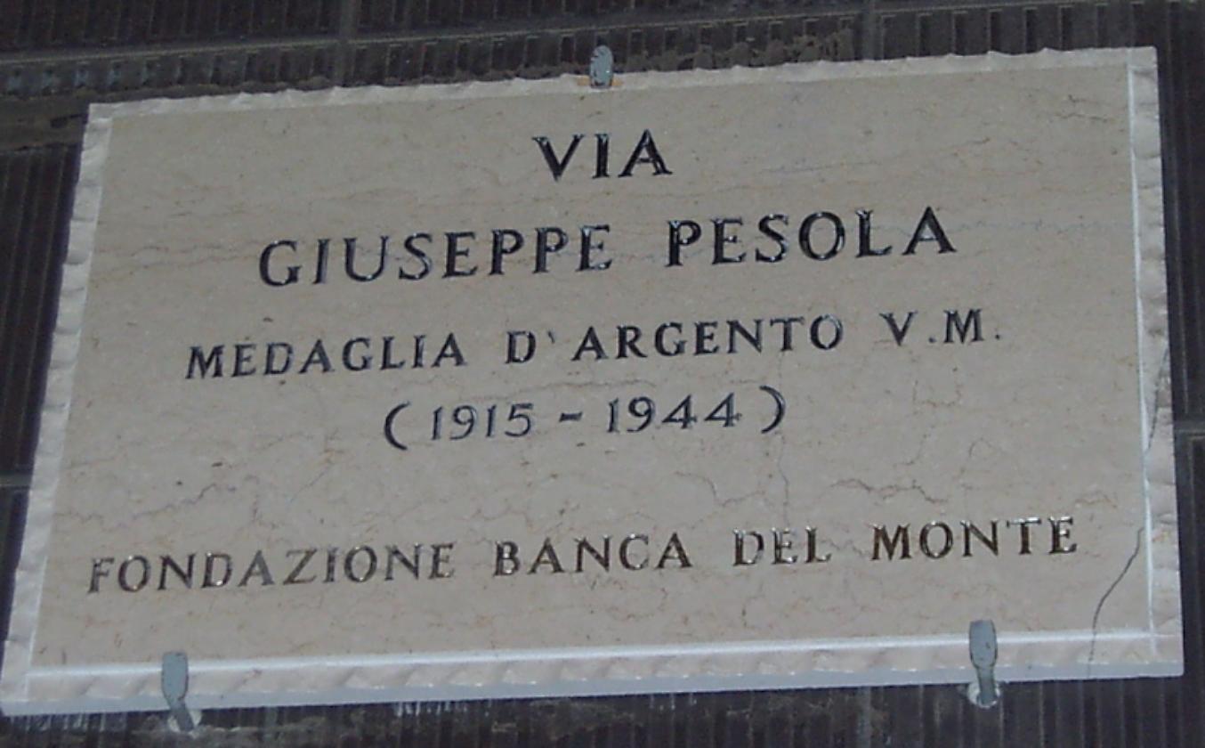 La targa della strada che ricorda Pesola