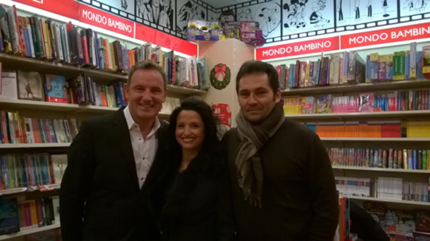 Craig Warwick con i titolari della Libreria Mondadori di Foggia 