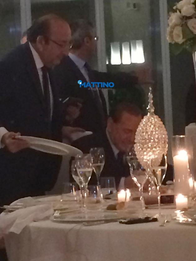 Vitali con Berlusconi al tavolo
