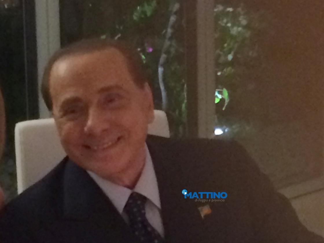Silvio Berlusconi al tavolo