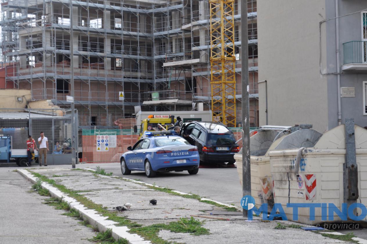 L'auto raggiunta da proiettili, mentre viene sequestrata dalla Polizia