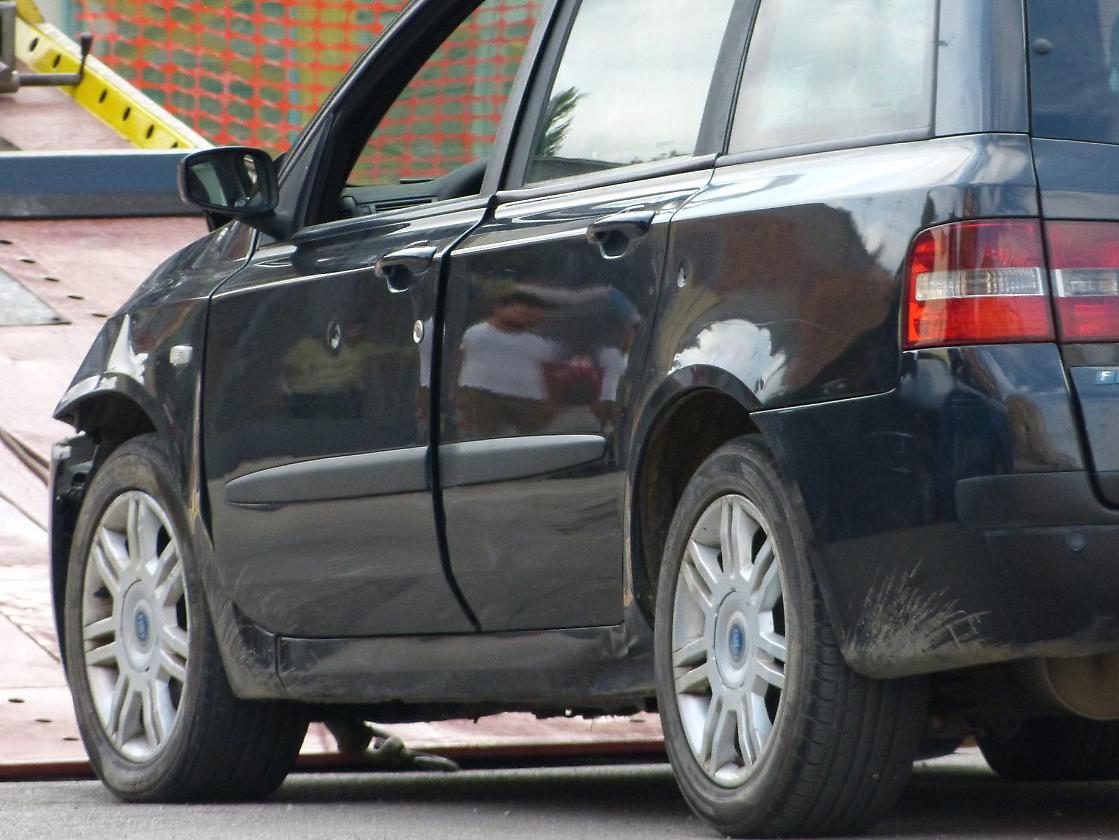 L'auto bersagliata di proiettili (Ph. Roberto D'Agostino)