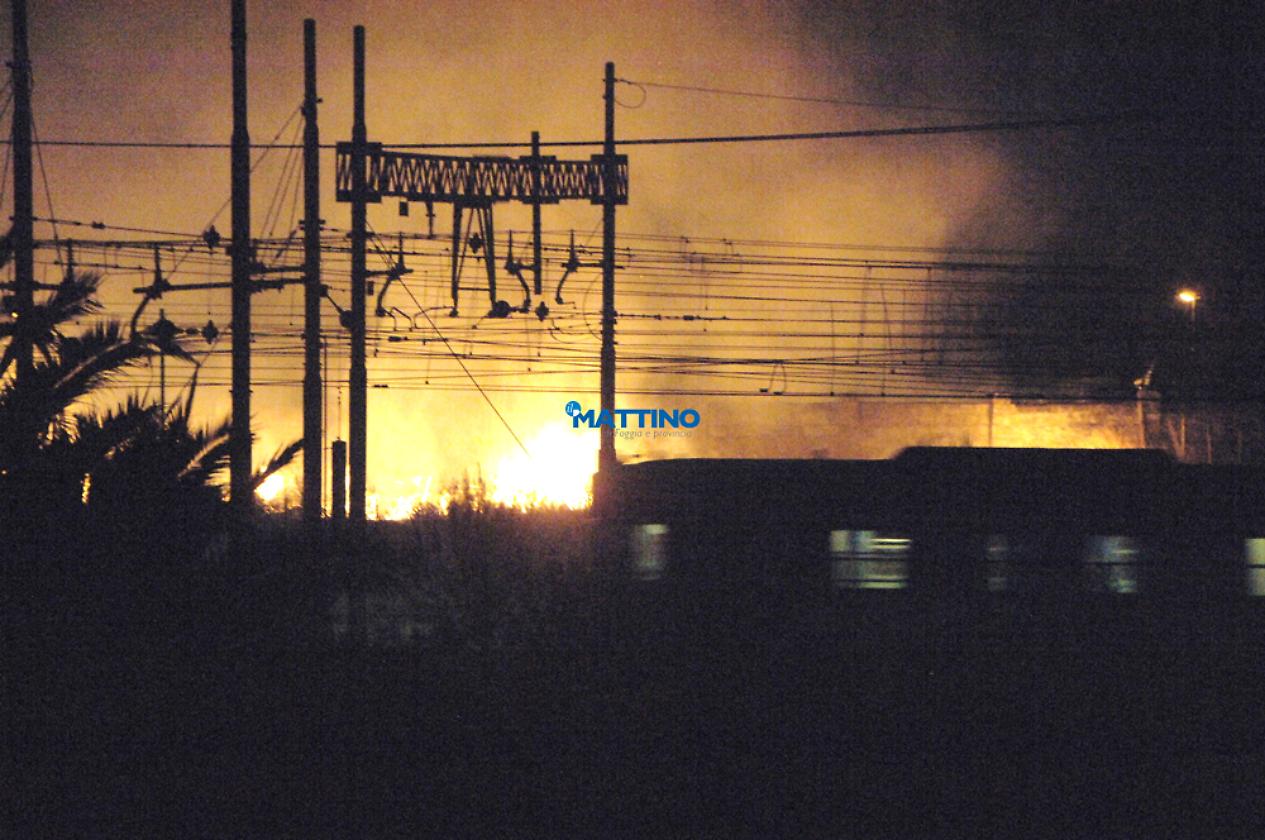 I treni che passano accanto all'incendio