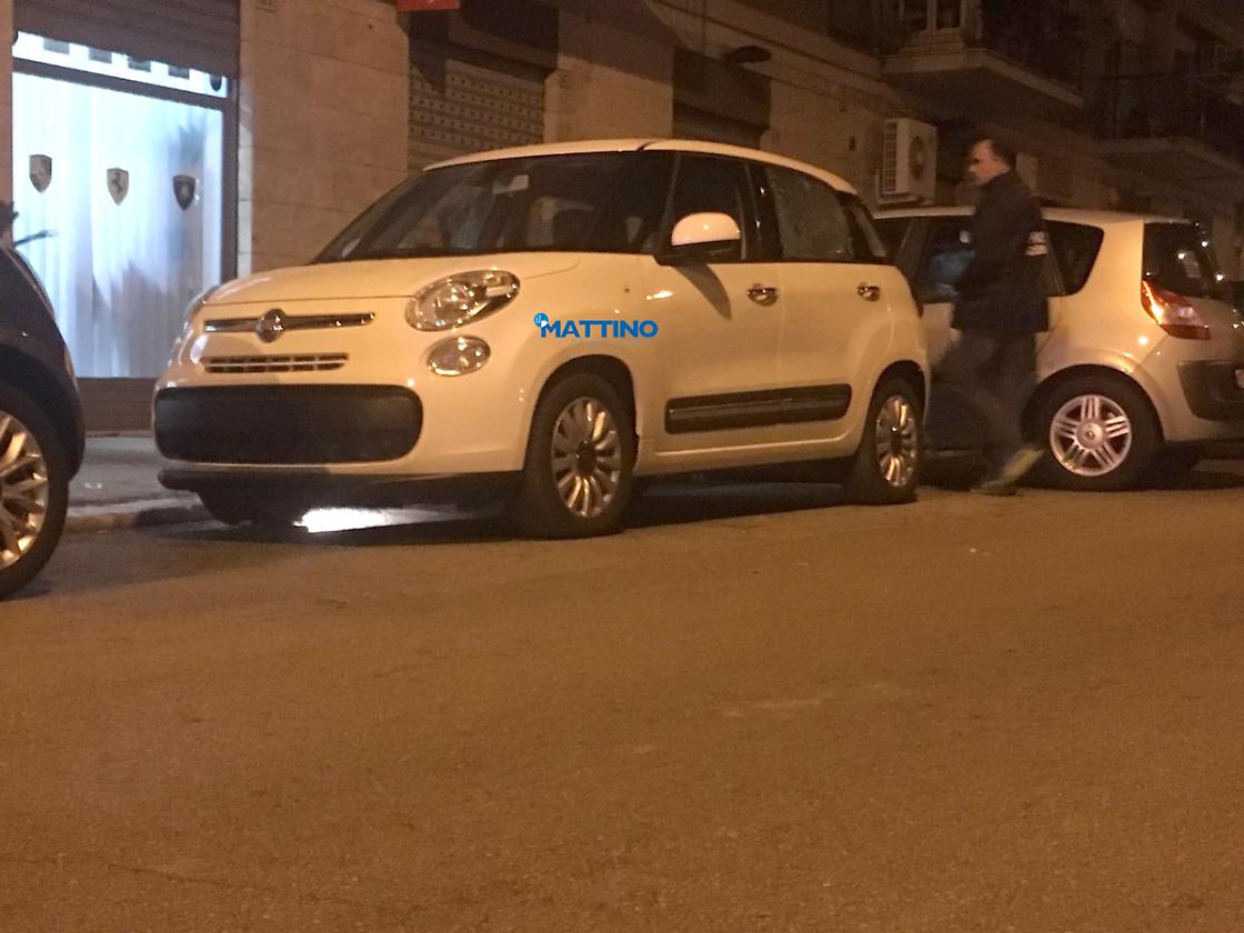 L'auto finita sotto i colpi