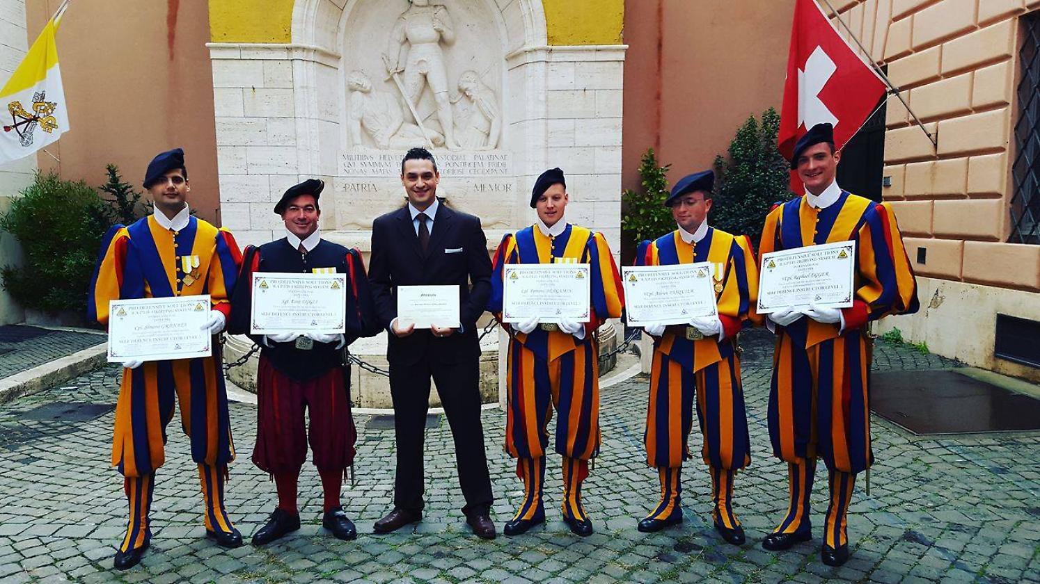 Antonio La Salandra con gli istruttori della Guardia Svizzera