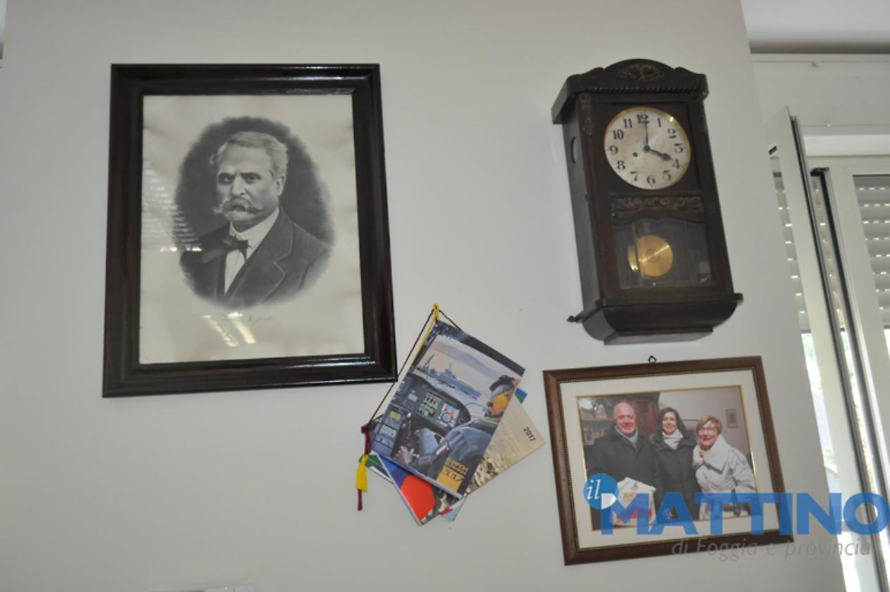 L'antico quadro che ricorda colui che definì "Rocchetta la poetica" insieme ad una foto della visita della presidente della Camera Laura Boldrini
