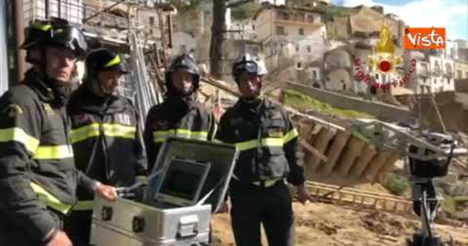 Frana a Pomarico, i Vigili del fuoco monitorano l'area interessata. IL VIDEO 