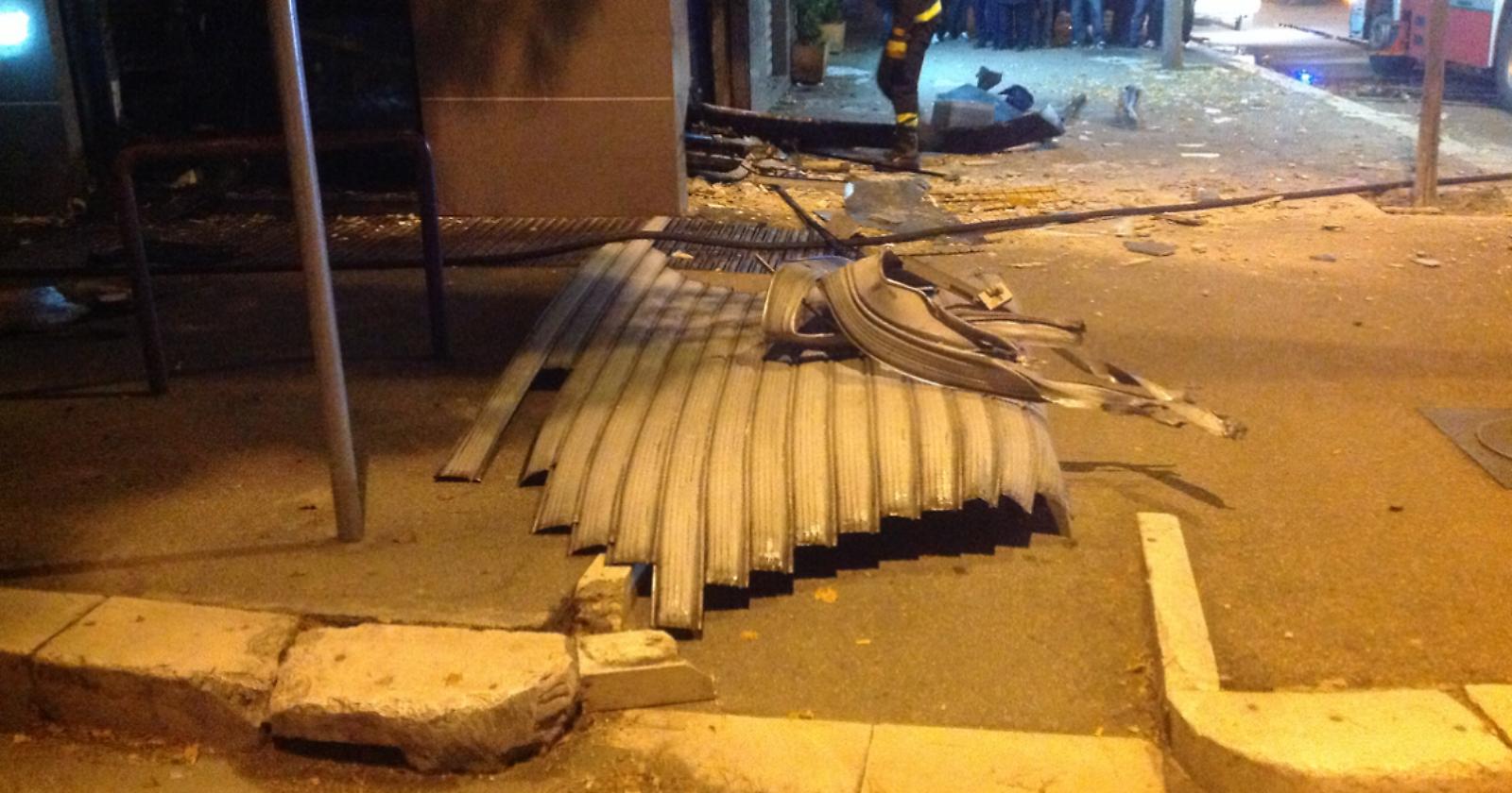 Una bomba distrugge negozio cinese nel centro di Foggia
