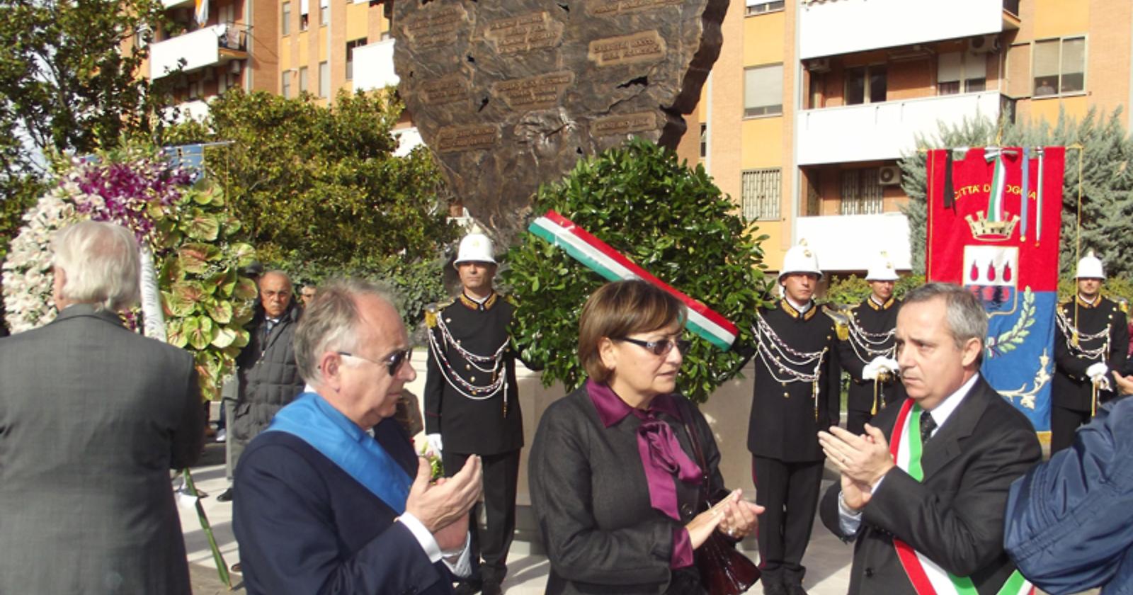 L'inaugurazioe del momumento. Da sinistra, il presidente Pepe, il Prefetto Latella, il sindaco Mongelli