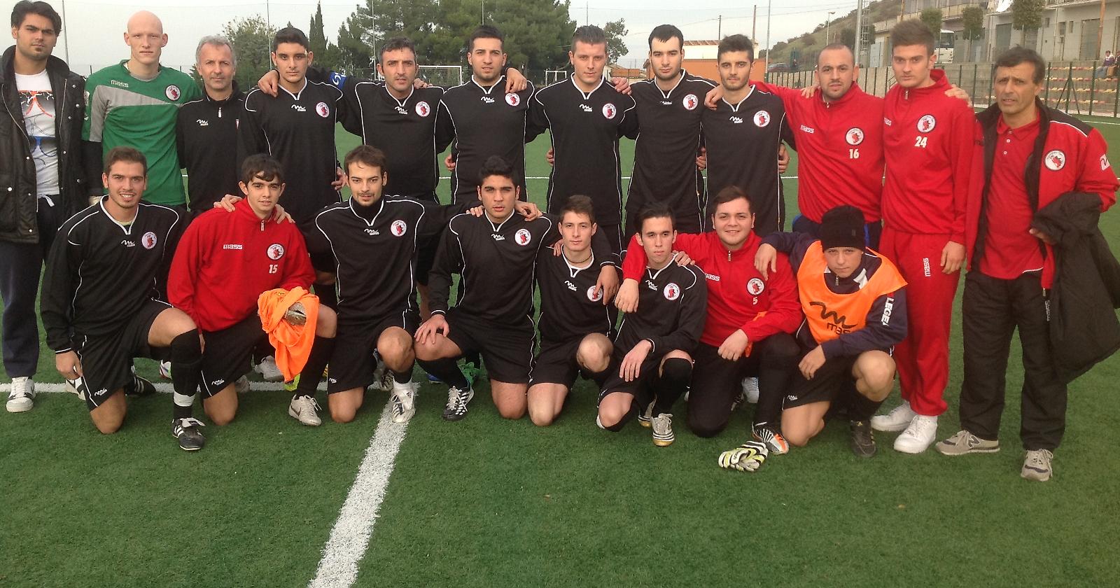 Tanti carabinieri, molta nebbia e cinque gol