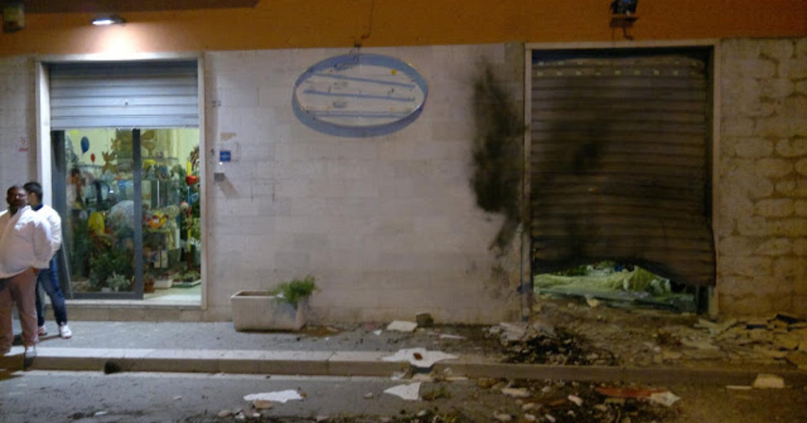 Il negozio di fiori di Carapelle devastato dalla bomba (Ph. Matteo Piarulli)