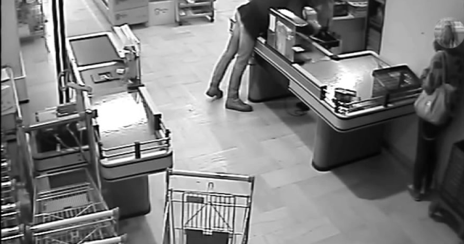 Un momento della rapina al Convì