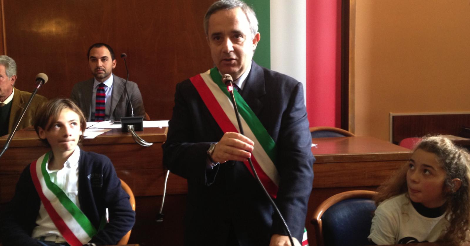 A sinistra Giulio Spinapolice, nuovo baby sindaco di Foggia. Al centro il sindaco Mongelli e di lato il sindaco baby uscente Laura Palombo