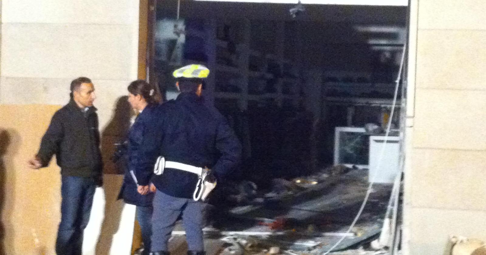 Il negozio "Bibop Fashion" sventrato dalla bomba