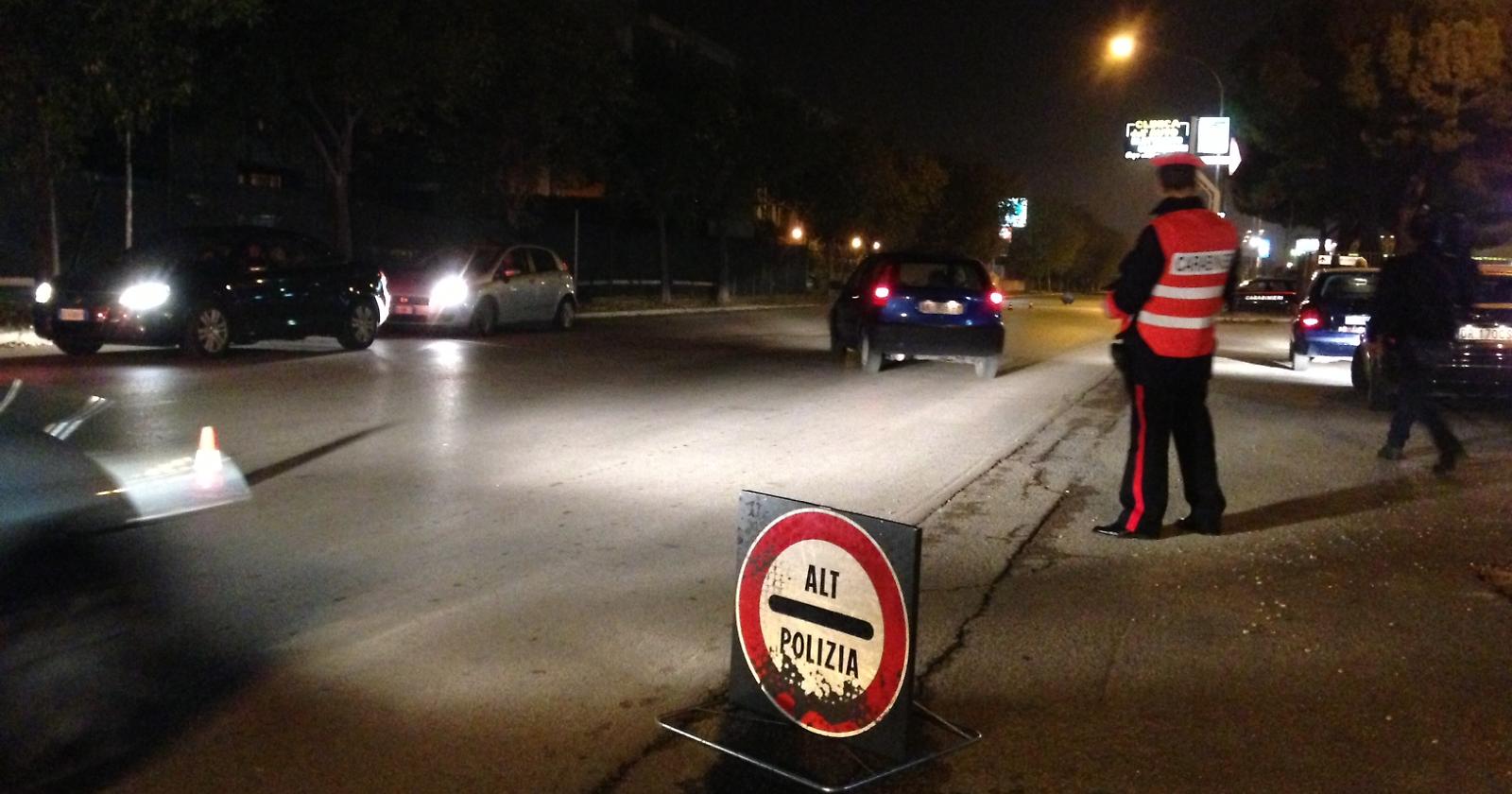 Una delle pattuglie dei Carabinieri che stanno controllando la città