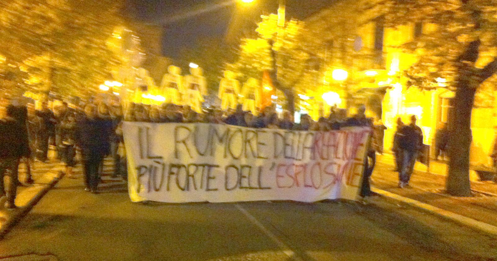 Il corteo contro gli attentati dinamitardi