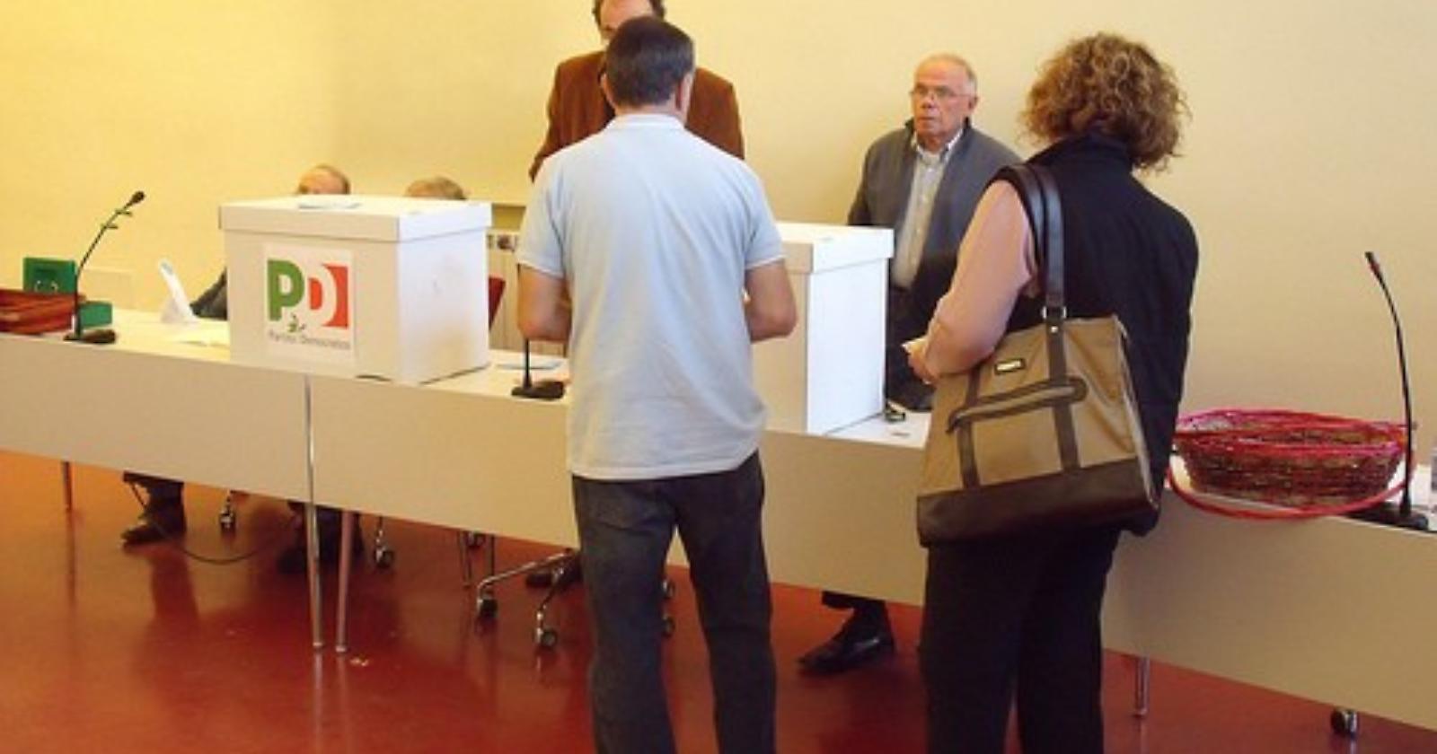 Ballottaggio Bersani-Renzi, calo di affluenza alle urne a mezzogiorno