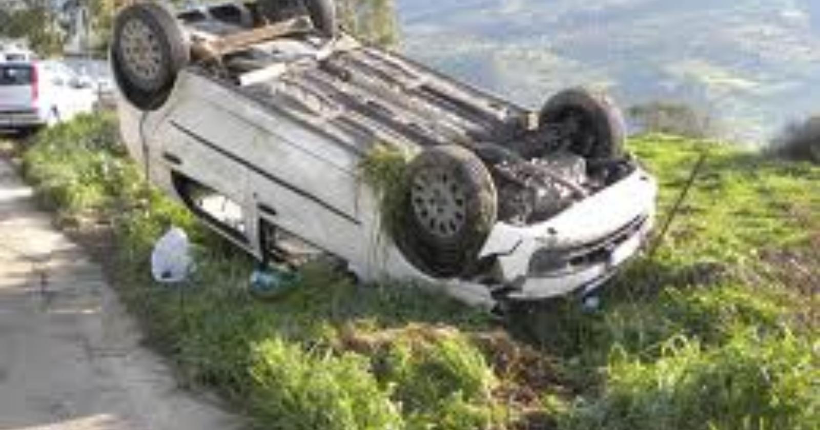 Auto ribaltata sull'asfalto