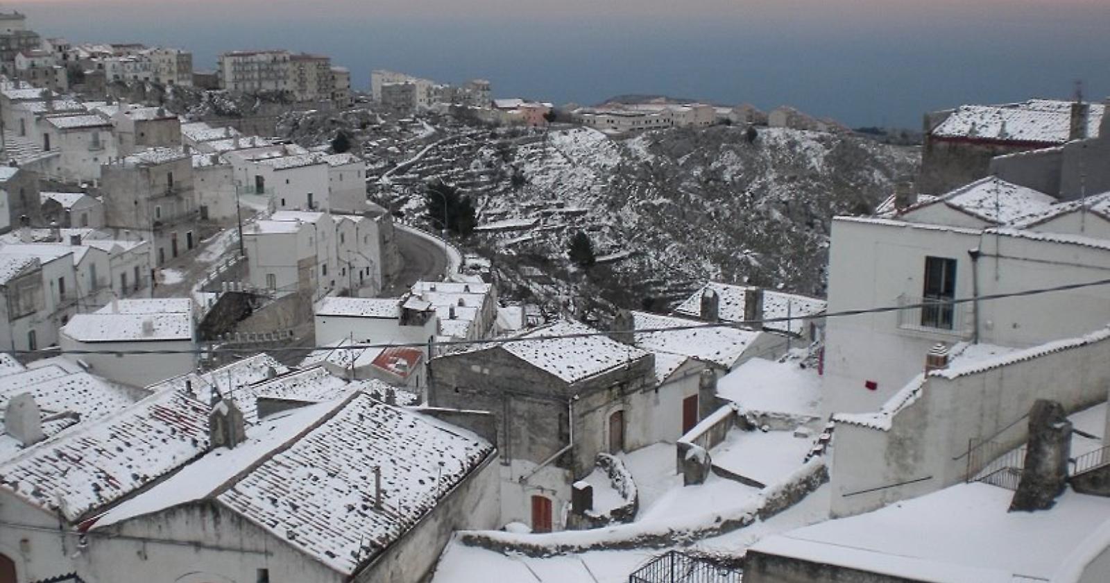Attila imbianca il ponte dell'Immacolata. Bene per gli amanti della montagna, male per chi resta in città con i disagi