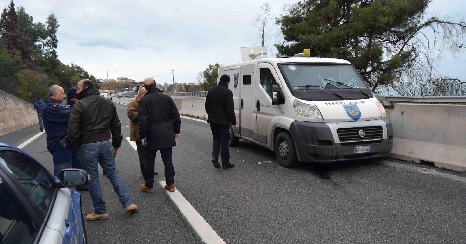 Assalto ad un portavalori, autostrada nel caos