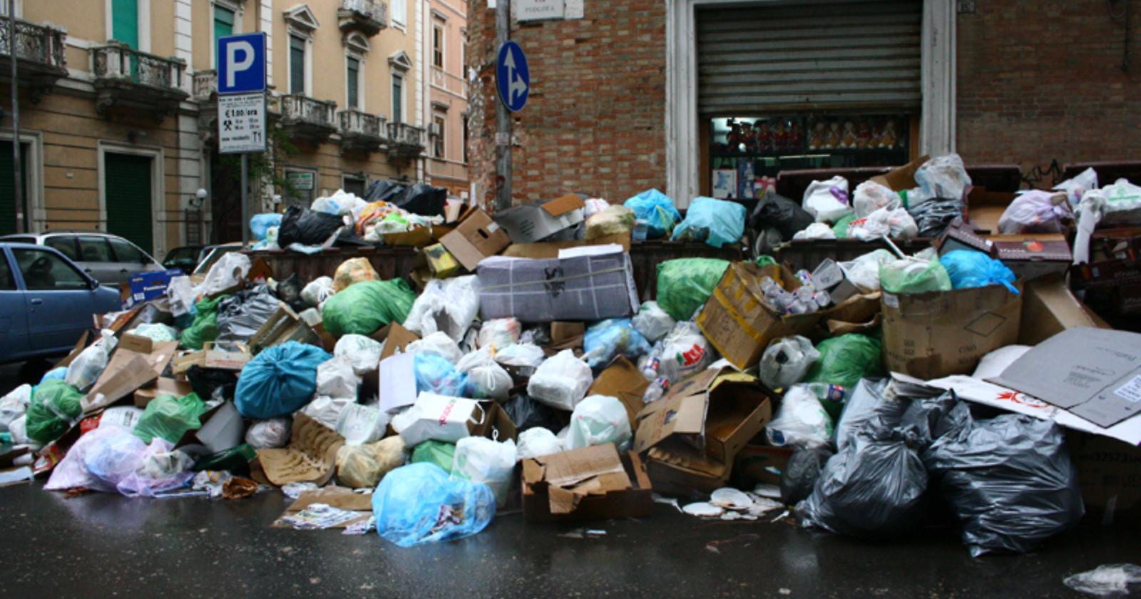 La città invasa dai rifiuti, l'accordo con Amiu di Bari finisce in Procura
