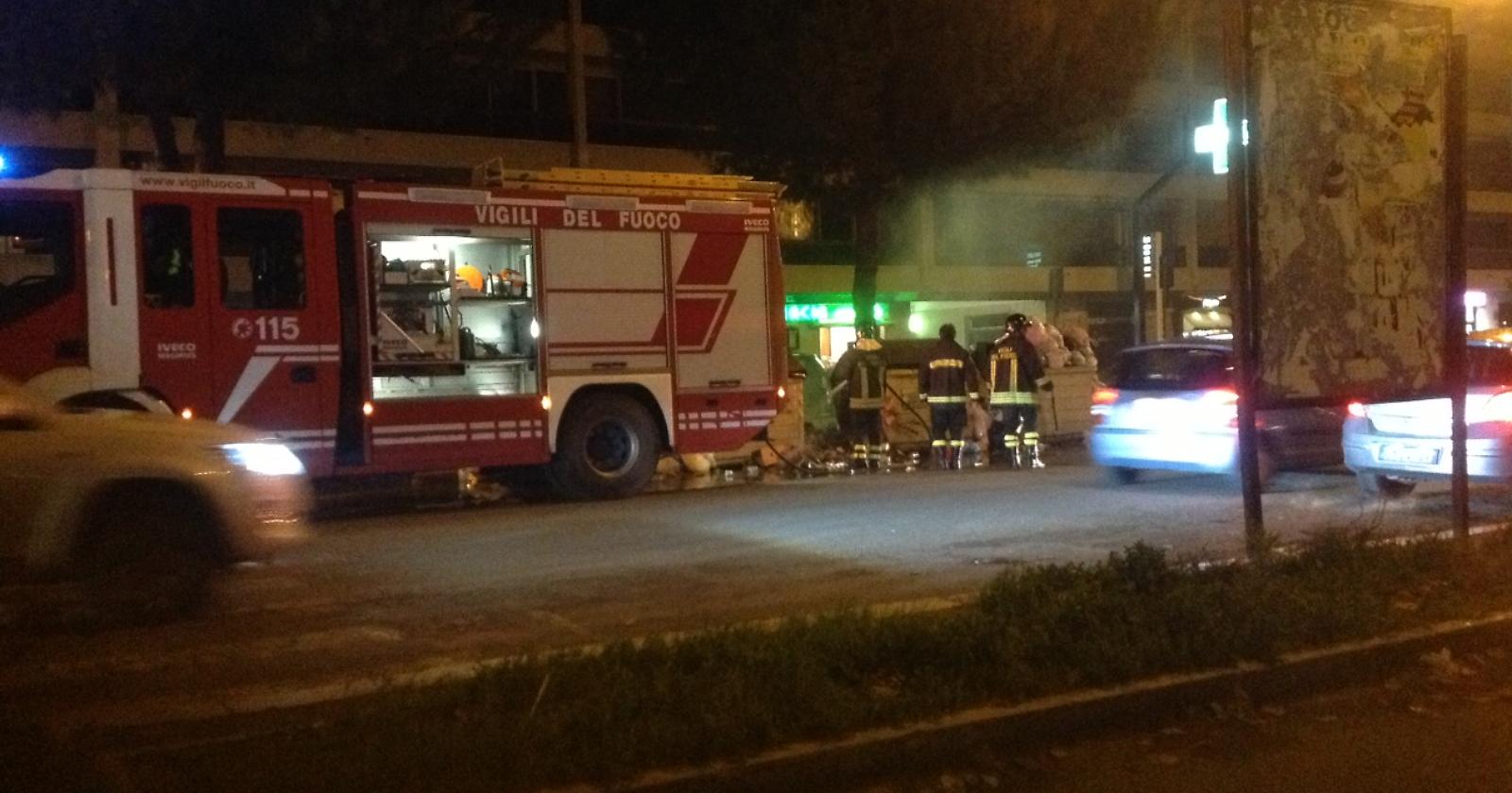 Foggia a fuoco: cassonetti di rifiuti dati alle fiamme in diverse zone della città