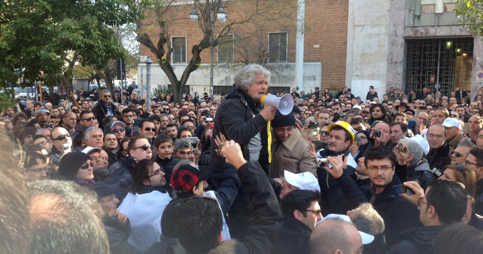 Ciclone Grillo a Foggia: «Ho preso due sacchetti dell'immondizia per portarli a Genova»