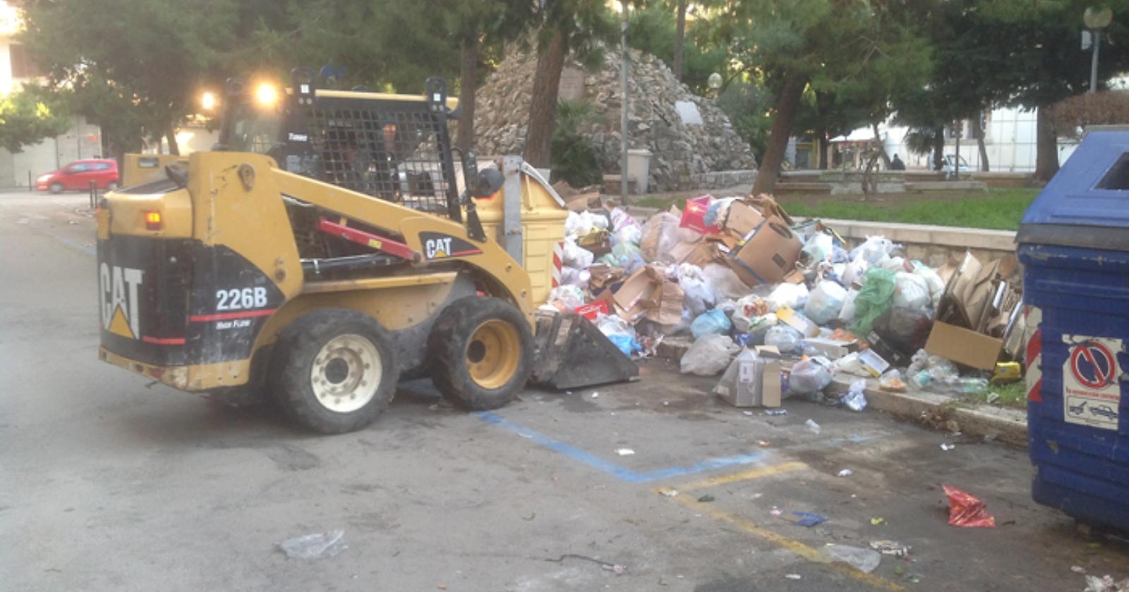 Foggia, 3.500 tonnellate di rifiuti raccolti: operatori al lavoro anche questa notte