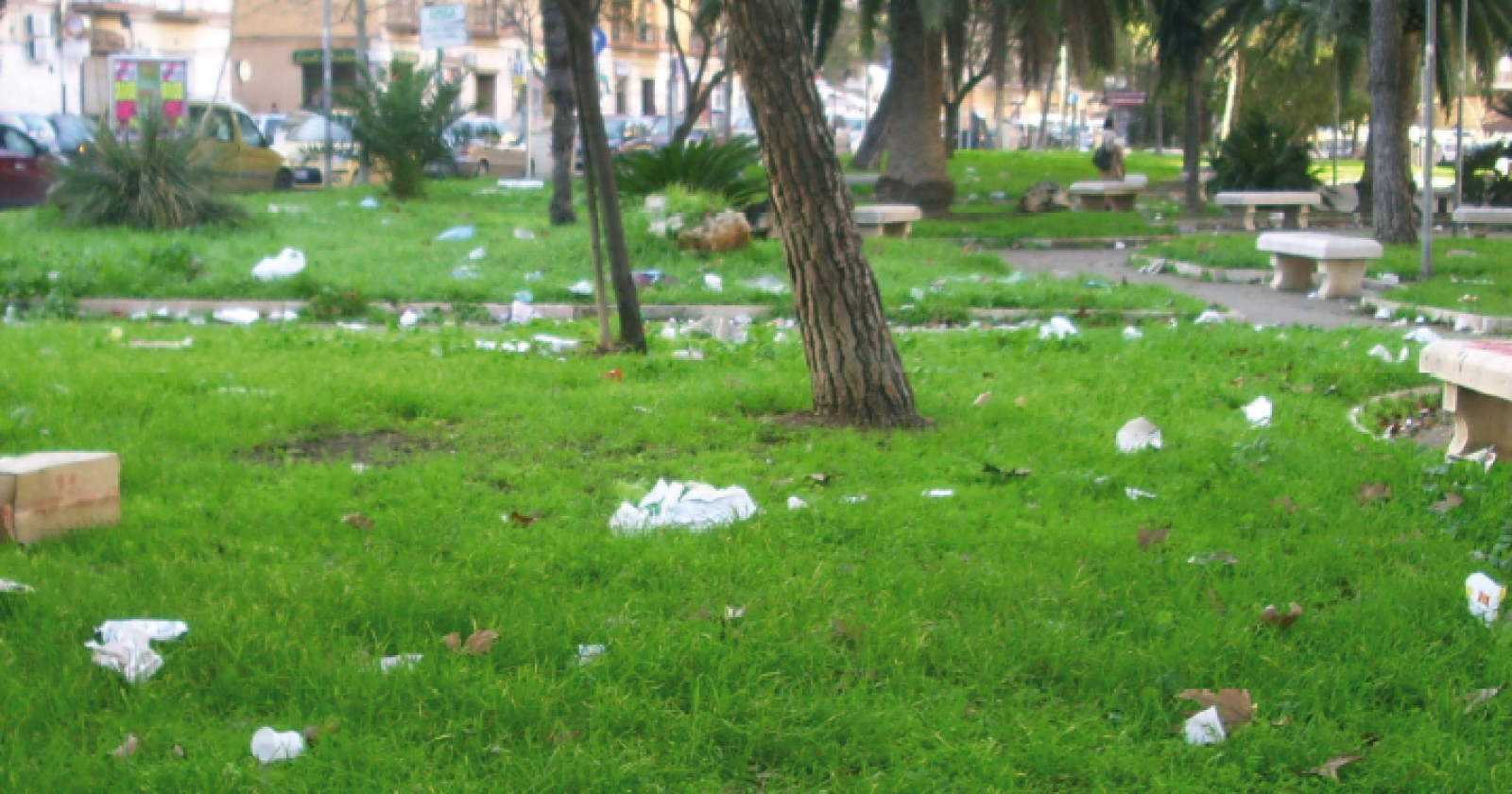 Foggia, e Piazza Aldo Moro è ormai una discarica a cielo aperto