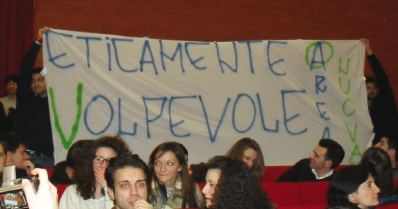 I due piedi in una scarpa di Volpe, per utilizzare l'Università a fini elettorali