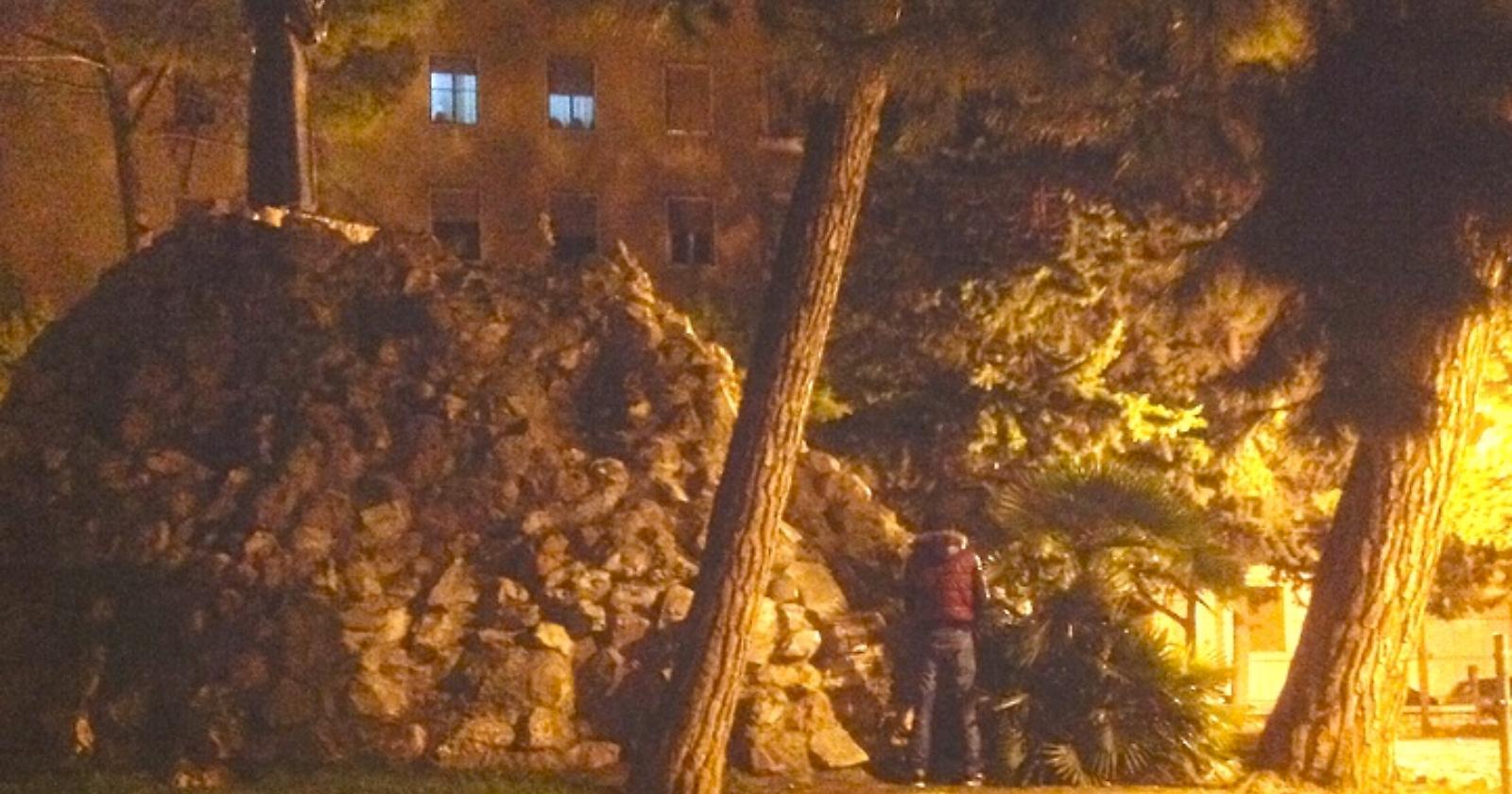 Nella città di S. Guglielmo e Pellegrino, c'è chi piscia sotto la statua di S. Francesco