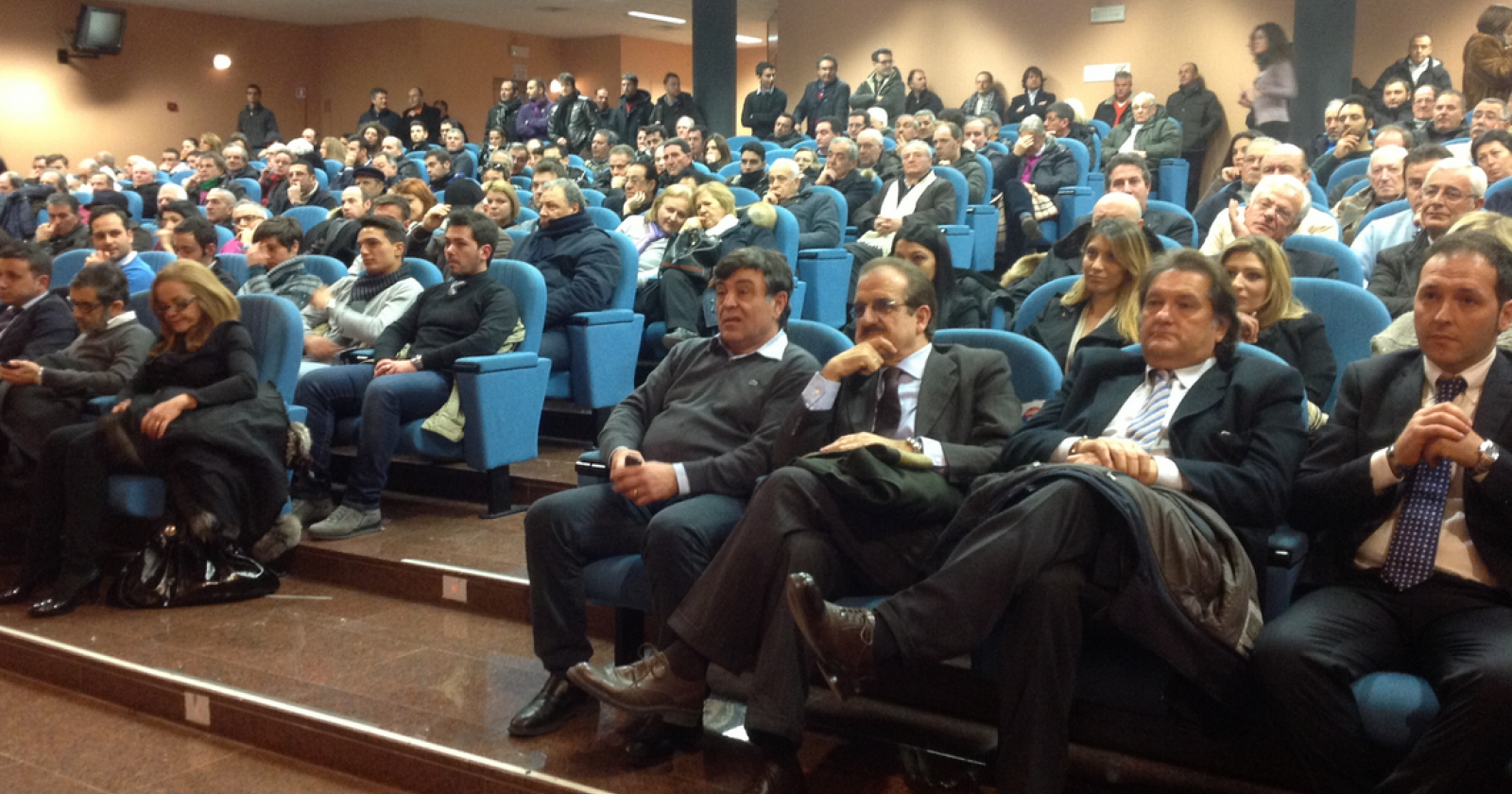 Angelo Cera si conferma "animale" politico,
peccato che sta con Monti