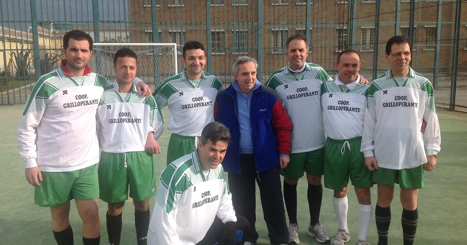 Dietro le sbarre di Foggia, consiglieri comunali e detenuti uniti da un pallone