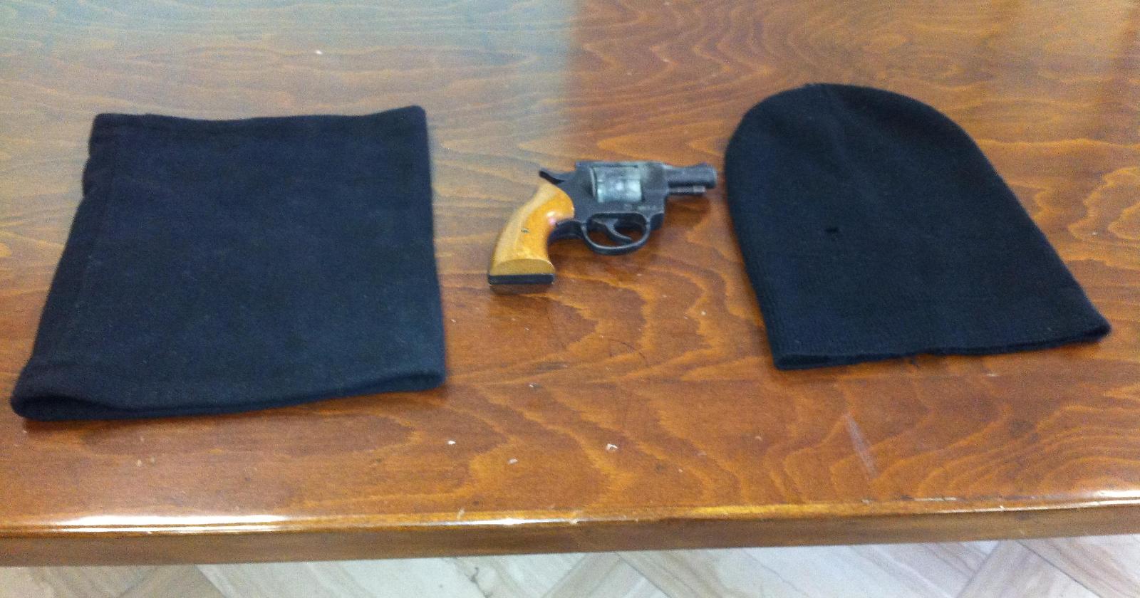 La pistola e i passamontagna utilizzati dai due baby rapinatori 