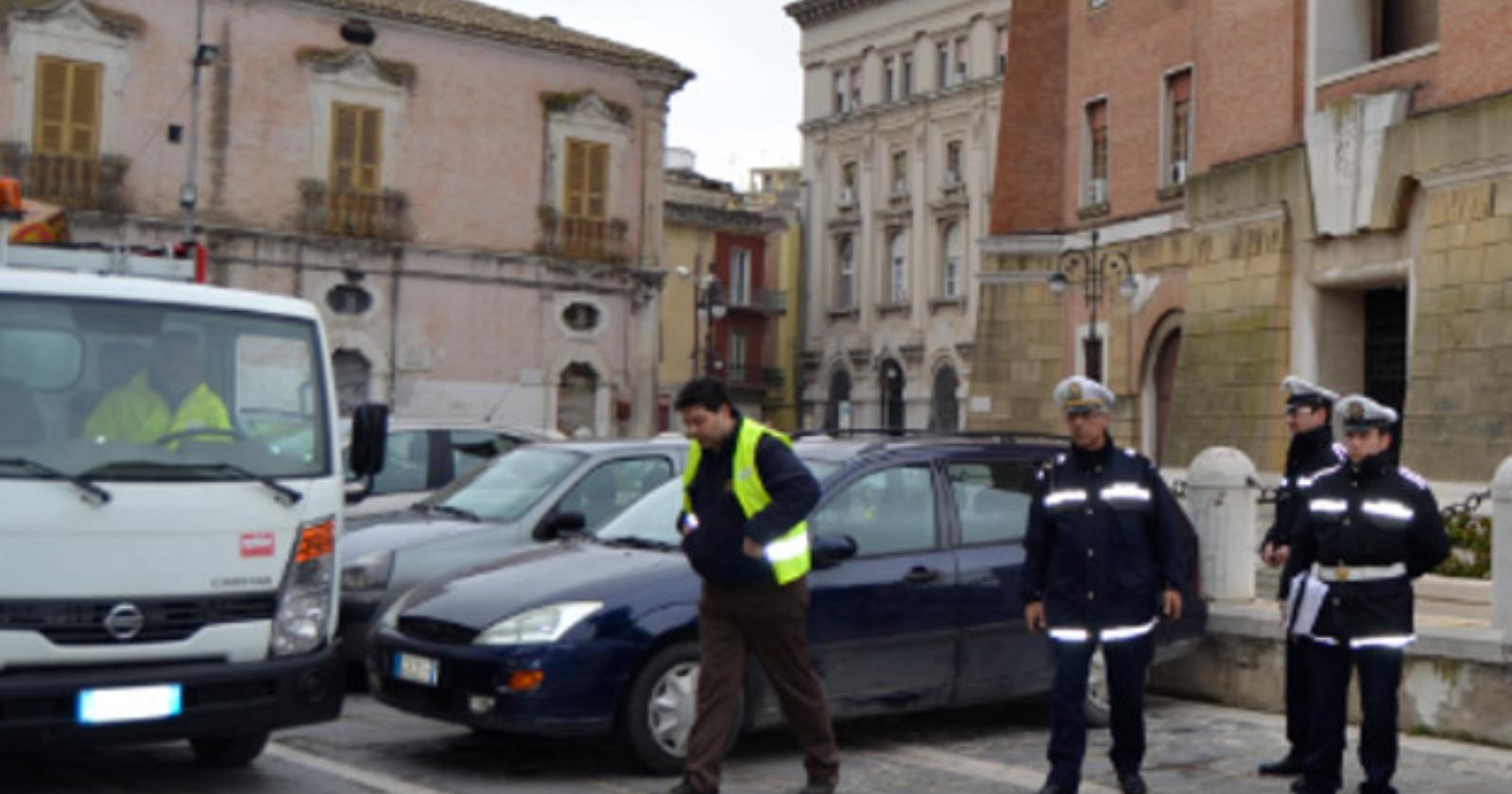 Crolla solaio nel centro storico: un ferito