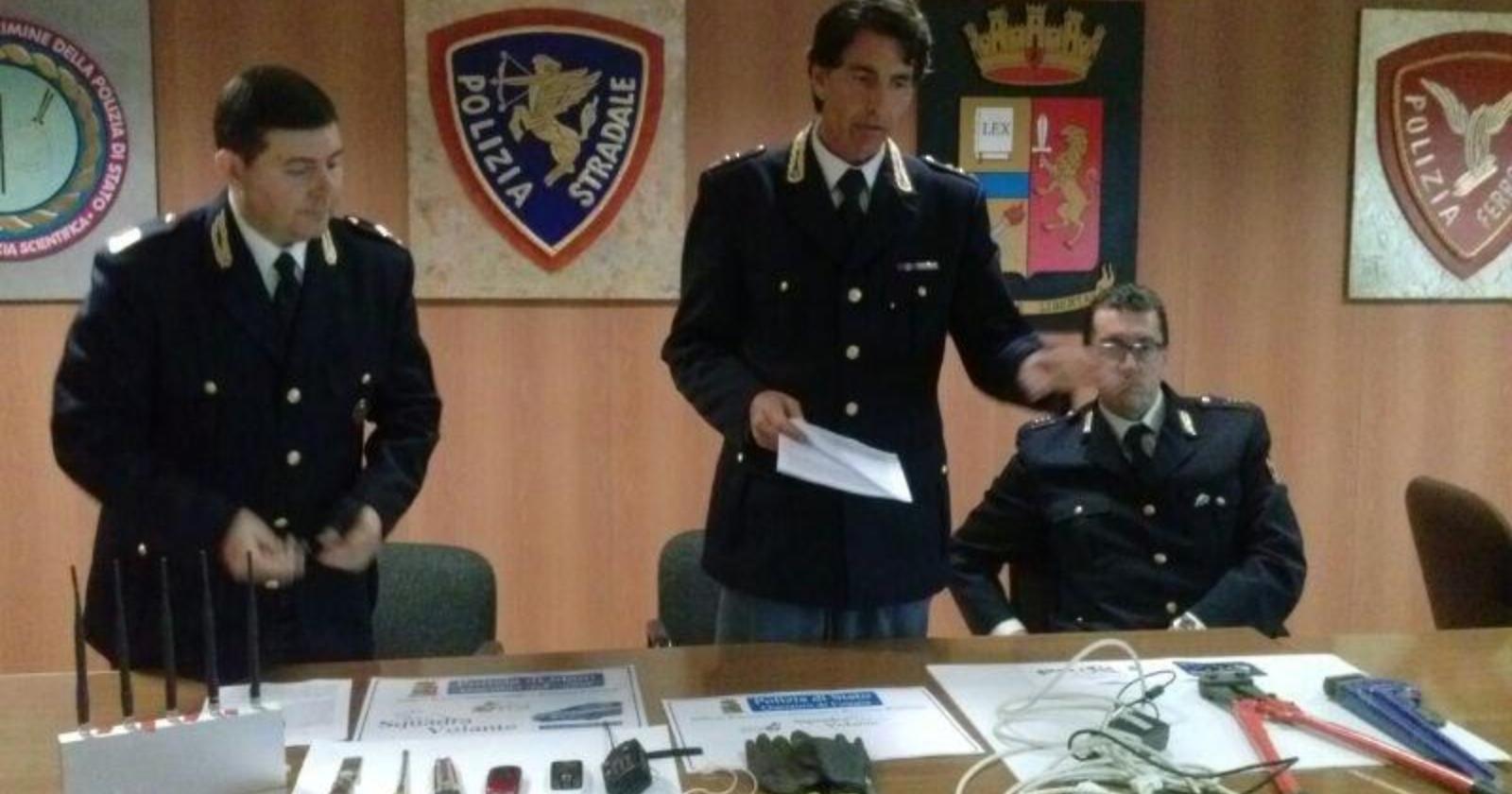 Il Dirigente delle Volanti mentre mostra gli arnesi recuperati in auto di Perdonò e Rizzi