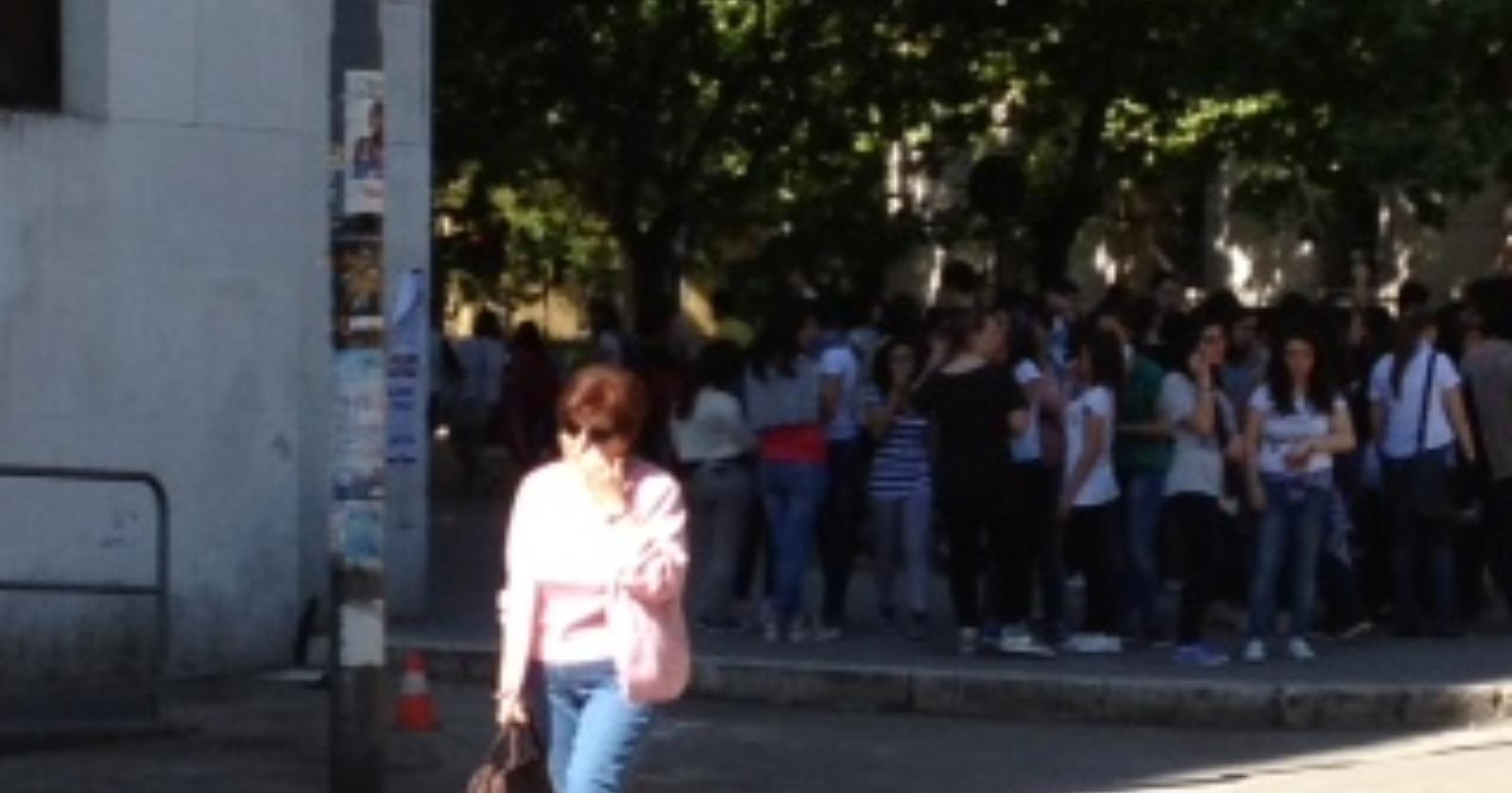 «Ma quale falso allarme: la puzza del gas l'abbiamo sentita eccome, al Poerio»