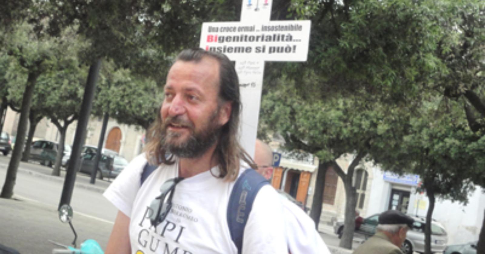 Quattromila chilometri per chiedere di essere padre